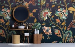 Le papier peint panoramique BATIK prend des allures d’étoffes orientales. Sur un fond bleu d’encre profond, la tapisserie propose des éléments floraux et végétaux aux couleurs époustouflantes (turquoise, corail, ocre, blanc, lagon, jaune, blanc, marron…).