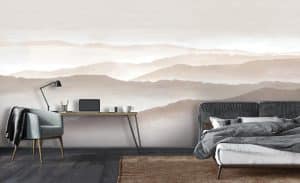 Le papier peint panoramique LEISURE propose une vue imprenable sur les montagnes. Il nous place en hauteur, face à l’horizon. Les sommets arrondis se découpent en douceur sur la tapisserie dans des dégradés de couleurs délavées (beige, brun, vert, gris).