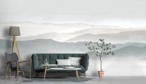Le papier peint panoramique LEISURE propose une vue imprenable sur les montagnes. Il nous place en hauteur, face à l’horizon. Les sommets arrondis se découpent en douceur sur la tapisserie dans des dégradés de couleurs délavées (beige, brun, vert, gris).