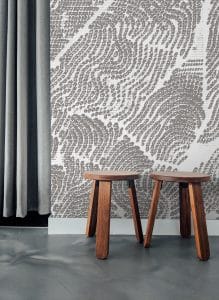 Papier peint panoramique Landoni Cracks des tons neutres, des structures délicates, des traces naturelles qui deviennent des motifs ton sur ton. Les papiers peints de la collection Segni e Tracce conçus par l’architecte Gianluigi Landoni rappellent les couleurs de la terre, les paysages naturels et les surfaces matérielles.
