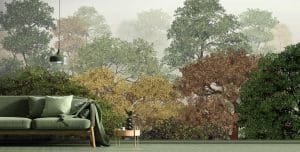 Tout l’apaisement végétal dans un décor mural. Le papier peint panoramique MONTEVERDE est une forêt de grands arbres feuillus. Comme une photo prise en hauteur, le décor nous donne à voir les cimes et le ciel. Les feuilles adoptent plusieurs tonalités, du vert sombre au vert clair. Les arbres en premier plan sont les plus foncés, ceux qui habitent l’arrière-plan s’éclaircissent, ils semblent perdus dans le brouillard, on les devine derrière un voile blanc. Le ciel est lui aussi envahi de brume, on croit percevoir du bleu en-dessous. La tapisserie MONTEVERDE est un cocon végétal. La fraîcheur forestière fait son œuvre.