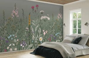 Le papier peint panoramique « PINATA » nous offre une balade en campagne, dans un champ de fleurs sauvages et d’herbes hautes. Sur un fond lin très clair, une végétation champêtre habille l’espace (bleuets, chicorée, cerfeuil sauvages, pâquerettes, achillée millefeuille, glaïeuls). C’est un festival de jolies couleurs : bleu, rose, jaune, violet….