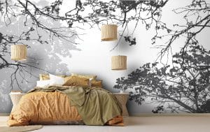 Le papier peint panoramique « RAMOS » nous place sous une branche, dans un jardin ou dans une forêt. Le dessin du décor mural se décline en noir et gris très clair. Le vent d’automne a fait son œuvre car quelques feuilles ont déjà disparu. Plusieurs plans habillent la tapisserie.
