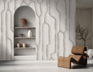 Le papier peint panoramique TRATTU est une composition de lignes verticales qui se rejoignent pour créer une sorte de claustra. Les traits sont irréguliers comme s’il s’agissait de branches ou de lianes végétales. Les lignes couvrent tout le décor mural en longueur et en largeur.