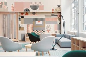 Grâce à l'utilisation d'un langage purement géométrique, l'abstraction extrême dans des formes simples reconstitue des espaces, des objets, des situations qui deviennent des éléments décoratifs plus ou moins reconnaissables selon la distance de l'observateur.