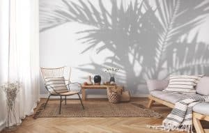 Le papier peint panoramique « UMBRA » est un décor tropical on ne peut plus subtil puisqu’il représente l’ombre d’un palmier. On ne voit pas son tronc, seulement ses feuilles pennées qui se dressent sur toute la hauteur de la tapisserie. Le fond du papier peint est blanc, ce qui apporte beaucoup de clarté à l’intérieur.