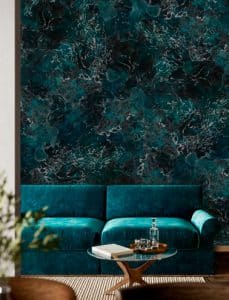 Écumes est un décor réalisé à partir d’une broderie à l’aiguille sur soie teintée de Clémentine Brandibas. L’artiste plasticienne explore avec «Écumes » la texture de l’Océan en développant une composition organique et fluide elle-même constituée d’une myriade de lignes et de points microscopiques jouant avec la lumière. Photographie ©living4media