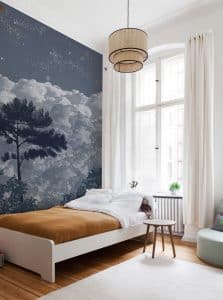 Le décor « Éclipse » évoque les mystères du ciel. Une vision nocturne et paisible travaillée avec minutie où les astres et les planètes communiquent « en clair-obscur » avec la nature. Une ambiance à la belle étoile, propice à l’évasion, à l’observation et qui nous embarque vers l’immensité de la voie lactée. Un travail de gravure et de couleurs réalisé par Isabelle Parmentier et Martine Dubreucq.