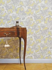 La délicatesse de cette composition florale, comme posée sur un bord de mer, tient à l'assemblage discret des petites rayures ondulantes jouant avec les grappes fleuries délicatement dessinées. Ce papier peint est comme une ode à la joie et aux plaisirs des bains de mer. Les zigzags audacieux sont repris aujourd'hui comme un des motifs emblématiques de la marque Isidore Leroy.