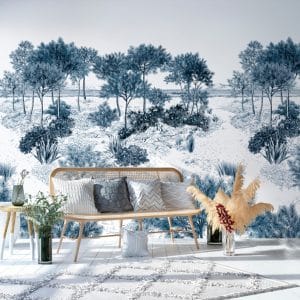 Ce papier peint panoramique est inspiré des paysages marins et des dunes de sable des côtes Atlantique. L'océan s’ouvre derrière la forêt de pins qui borde la côte. Il offre une perspective en profondeur qui aère et agrandit votre intérieur.
