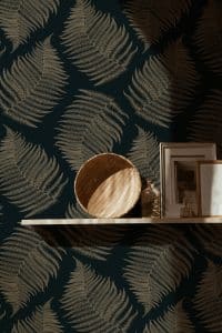 Catherine Prigent a l'art de travailler ses motifs avec une extrême finesse : rapprochez-vous et admirez le remarquable travail de chaque fougère. Retrouvez ce motif en 2 coloris.