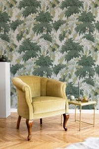 Ce papier peint végétal spectaculaire est inspiré par un modèle original de la marque Isidore Leroy des années 1930.  Les jeux d'ombre et de lumière des feuilles contrastent avec les touches colorées des larges fleurs.  Ce motif est disponible dans un grand nombre de coloris.