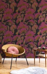 Ce papier peint végétal spectaculaire est inspiré par un modèle original de la marque Isidore Leroy des années 1930.  Les jeux d'ombre et de lumière des feuilles contrastent avec les touches colorées des larges fleurs.  Ce motif est disponible dans un grand nombre de coloris.