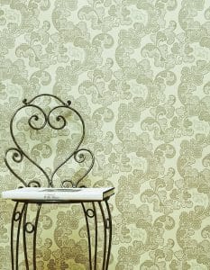 Tout en courbes, ce papier peint est rythmé par les ondulations d'un feuillage luxuriant aux grappes de fleurs charnues. Les accents métalliques viennent souligner les multiples alvéoles plus ou moins appuyées qui lui confèrent une élégance certaine. Les alvéoles sont aujourd'hui reprises comme un motif iconique de la marque Isidore Leroy.
