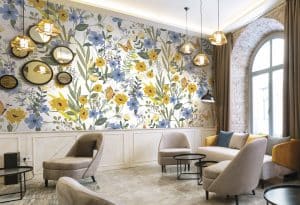 Floraison printanière dans la décoration d’intérieur. Le papier peint panoramique GERMINA fait tourbillonner des feuilles et des fleurs plurielles sur vos murs. Les corolles tantôt champêtres, tantôt exotiques, se mélangent avec charme sur la tapisserie. Une brise végétale et florale habille votre décoration d’intérieur. Le papier peint printanier propose quatre versions : penchez pour des couleurs naturelles sur un fond blanc (vert, corail, ocre, rouge) ; craquez pour le modèle blanc et gris et sa joyeuse sobriété ; osez la version sur fond brique pour un look plus méridional ou faites le choix de la grâce vintage avec le modèle sur fond vert kaki et ses motifs beiges, bancs et brique, so chic ! Ornez votre univers d’un décor floral qui fait un bien fou au moral.  