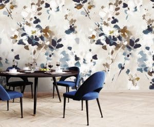 L’abstraction version végétale. Le papier peint panoramique Flosculus crée la surprise en exposant des feuilles de façon artistique. Le fond banc et beige adopte un effet granuleux. La tapisserie semble texturée, comme une pierre. Des feuilles semblent collées ou incrustées de façon aléatoire. Leurs contours sont flous et leurs couleurs se délavent façon aquarelle. Certaines ont laissé une empreinte blanche dans l’effet granulé du décor. Le papier peint s’inspire de la nature tout en adoptant une démarche artistique. Le résultat est délicieusement esthétique. Il procure une sensation de pureté, de poésie et d’authenticité. Deux versions pour ce décor mural végétal et sensationnel : la première dans des teintes vertes, beiges et brunes ; la deuxième dans des coloris bleus et bruns avec quelques touches jaune ocre. Un papier peint artistiquement végétal.
