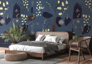 L’hirondelle fait son nid dans la décoration d’intérieur. Papier peint panoramique PAMPA sur un fond qui ressemble à du béton ciré (gris pâle ou bleu cendré selon la version choisie), des hirondelles vont et viennent dans plusieurs sens et positions. Le papier peint imagine un univers entre intérieur et extérieur. On voit sur le décor mural, des vases contenant des fleurs séchées. Les hirondelles volent joyeusement autour. Quelques formes aléatoires, comme si l’on avait cassé de la pierre ou de la faïence, sont disposées ici et là, créant la surprise sur la tapisserie. Le papier peint n’est pas réaliste, pour autant il crée un univers et cela fonctionne. Un air de printemps flotte dans la décoration, dans un style revisité et un brin surréaliste. Les nuances de couleurs et de leurs effets sont discrètes et pourtant attractives. Le décor mural habille le mur avec charme, celui des belles hirondelles. Création © AMELIE NOEL